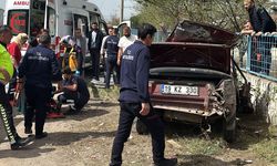 Amasya'da duvara çarpan otomobildeki 5 kişi yaralandı
