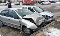 Sinop'ta iki otomobilin çarpıştığı kazada 3 kişi yaralandı