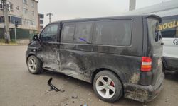 Samsun'da otomobil ile minibüsün çarpıştığı kazada 6 kişi yaralandı