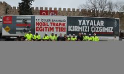 Sinop’ta öğrenciler, trafik kurallarını Mobil Trafik Eğitim Tırı'nda öğrendi