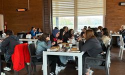 Hem Yarışıyor Hem De Geziyorlar