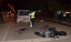 Sinop'ta hafif ticari araçla çarpışan motosikletteki 2 kişi yaralandı
