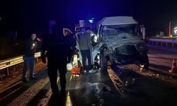 Minibüs, TIR’a Arkadan Çarptı: 2 Yaralı