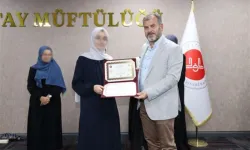 Diploma Merasiminde Reaksiyon Çeken Olay! Fotoğraflarda Bayanların Yüzleri Buzlandı