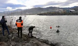 Güncelleme - Trabzon'daki Fırtınada Dalgalara Kapılan 2 Öğrenciyi Arama Çalışmaları Devam Ediyor