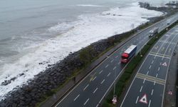 Trabzon'da Dev Dalgalar Karadeniz Sahil Yolu'nda Ulaşımı Olumsuz Etkiliyor