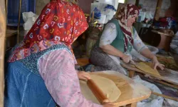 Antalyalı Bayanların Erişte Kesme ve Dibek Taşında Buğday Dövme Geleneği