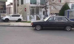 Ataşehir’de Arabanın Camlarına Kaldırım Taşı ile Tekraren Vurdu