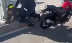 Bursa’da Yol Hengamesi Kamerada...motosiklet Şoförünü Kaskıyla Dövdü