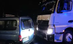 D-100 Kara Yolunda Tır ve Hafif Ticari Araç Çarpıştı: 1 Yaralı