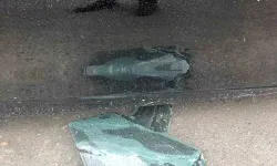 Esenyurt’ta Otelin Önündeki Lüks Aracın Gösterge Panelini Çalan Hırsızlar Kamerada