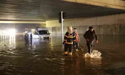 Gaziantep’te Yağış Nedeniyle Köprülü Kavşakta 5 Araç Sular Altında Kaldı