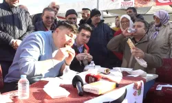 Kebabı En Süratli Yiyen Altın Bedelindeki Baklavayı Kaptı
