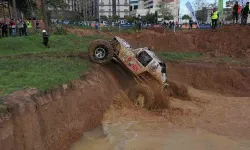 Pendik’te Dev Arazi Araçlarının Engelli Parkurda Off-Road Yarışları Nefes Kesti