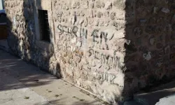 Akbaş Baba Türbesi’ne Sprey Boyalı Hücum