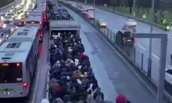 Altunizade Metrobüs Durağında İnsan Seli