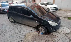 Araba Çukura Daldı, Şoför Reaksiyon Gösterdi: "Zararım Karşılansın"
