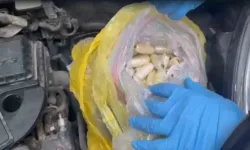 Arabanın Kaputundan 1 Kilo Uyuşturucu Çıktı