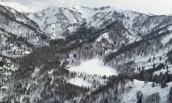 Beyaz Örtüyle Kaplanan Borçka Karagöl’ün Eşsiz Görüntüsü Havadan Görüntülendi