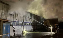 Beylikdüzü’nde Sanayi Sitesinde Korkutan Yangın: Üretim Tesisi Alev Alev Yandı