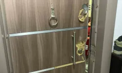 Bileğini Kesip Fotoğrafını Yolladı, Dairenin Kapısı Kırılarak Kurtarıldı