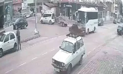 İki Aracın Ortasında Kalmaktan Kıl Hissesi Kurtuldu, Kaza Anı Kameraya Yansıdı