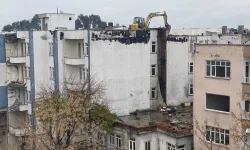 İş Makinası Yıkım İçin Ağır Hasarlı Binanın Üzerine Çıkarıldı