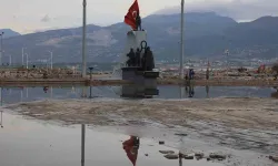 İskenderun’da Suların Çekilmeye Başlamasıyla Vatandaşlar Hafta Sonunun Keyfini Çıkarıyor