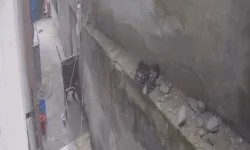 İstanbul’da Endişe Dolu Anlar Kamerada: Kepçenin Vurduğu Duvar Yerle Bir Oldu