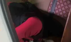 İstanbul’da Takside Sızan Sarhoş Müşteri Kamerada: Taksicilerin Eforuna Karşın Bir Türlü Uyanmadı