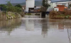 İzmir’de Sağanak ve Fırtına: Yollar Göle Döndü, Şemsiyeler Uçtu