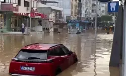 İzmir’i Sağanak Vurdu: Yollar Göle Döndü, Araçlar Suya Gömüldü