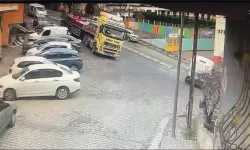 Kağıthane’de Yokuştan İnen Tırın Kasasındaki Dev Paletler Devrildi, O Anlar Kamerada