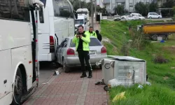 Kaldırımdaki Çöp Konteynerleri Şarampole Yuvarlanmasını Önledi, O Anlar Kamerada