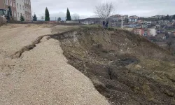 Karabük’te Okul Bahçelerine Yakın Alanda Toprak Kayması Devam Ediyor