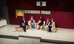 Öğretmenlerden Oluşan Tiyatro Grubu Hem Öğretti Hem Eğlendirdi