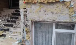 Sultangazi’de Yokuş Aşağı Kayan Kamyon Binaya Çarparak Durabildi: O Anlar Kamerada