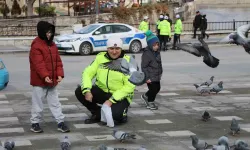 Trafik Polisi Küçük Çocukla Güvercinleri Yemledi, Manzaraları Yürekleri Isıttı