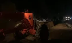 Tunceli’de Dağdan Kopan Devasa Kayalar, Yolu Trafiğe Kapattı