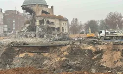 Zelzelede Hasar Alan Söğütlü Camii’nin Kubbesi Bu türlü Yıkıldı
