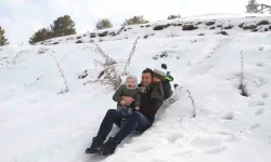 Ağrı’da Çocuklar Poşetlerle Kayak Keyfi Yaptı