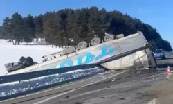 Ardahan’da Buzlanma Nedeniyle Tır Devrildi, Yol Kısa Müddetli Ulaşıma Kapatıldı