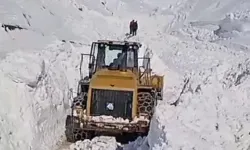 Bahçesaray’da Yola Düşen Çığlar Temizleniyor