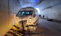 Burdur’da Öğrenci Servisi ile Araba Çarpıştı 14 Yaralı