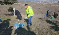 Çevreci Belediye Lider Adayı Tabiatta Çöp Topladı