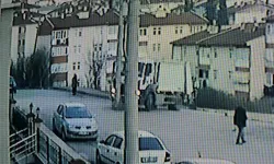 Çöp Kamyonu Elektrik Direğine Çarptı, Personeller Kopan Tellerden Son Anda Kurtuldu