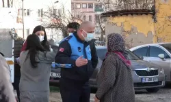 Çöp Konutu Boşaltılan Bayan Hudut Krizi Geçirdi, Kendisini Sakinleştirmek İsteyen Polislere Saldırdı