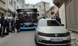 Dar Sokakta Kusurlu Park Sıkıntısı: Otobüsler Kuyruk Oluşturdu