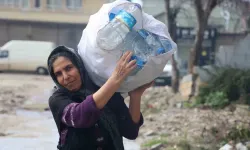 Fedakar Anne, İki Evladını Karton ve Plastik Gereç Toplayarak Okutuyor