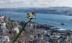 Galata Kulesi’nde Nefes Kesen Onarım: 63 Metre Yükseklikte Bulunan Alem Takıldı